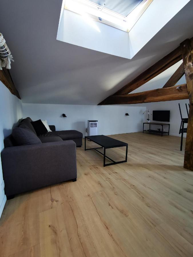 Appartement Neuf Climatise Sous Les Toits La Roche-Chalais Экстерьер фото